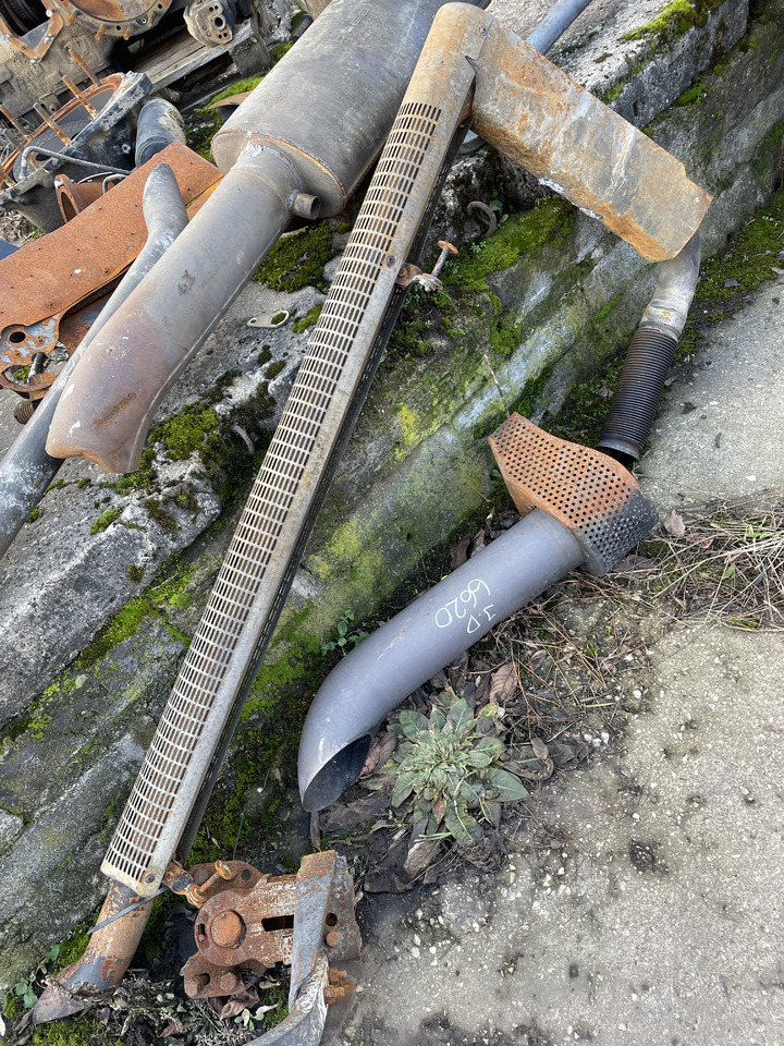 John Deere 6620 6820 - wydech tłumik AL155688 - Hangtompító - Mezőgazdasági gépek: 1 kép. John Deere 6620 6820 - wydech tłumik AL155688 - Hangtompító - Mezőgazdasági gépek: 1 kép.