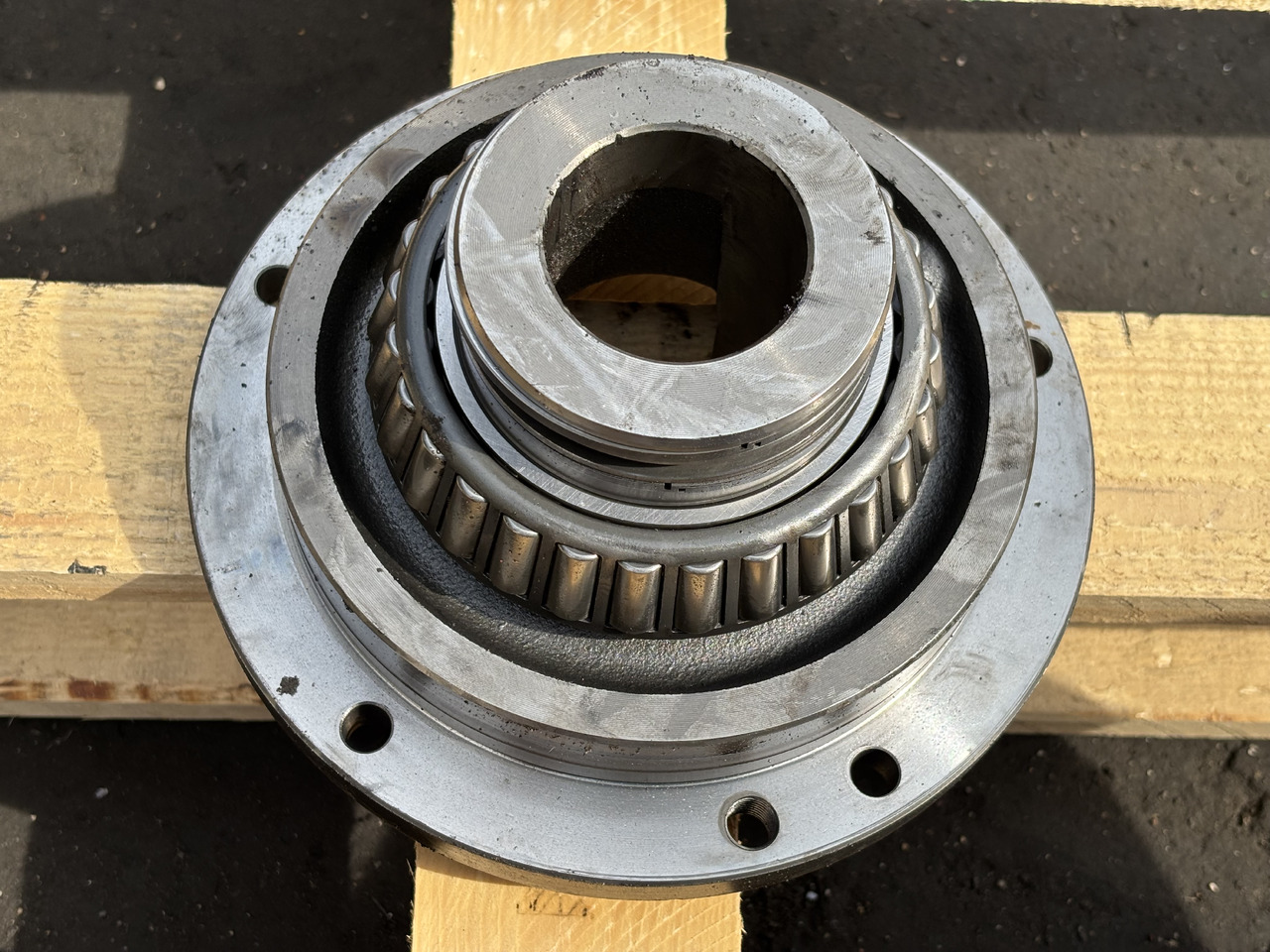 John Deere 6630 Obudowa łożyska L77137 L102019 - Járószerkezet alkatrészek - Mezőgazdasági gépek: 3 kép. John Deere 6630 Obudowa łożyska L77137 L102019 - Járószerkezet alkatrészek - Mezőgazdasági gépek: 3 kép.