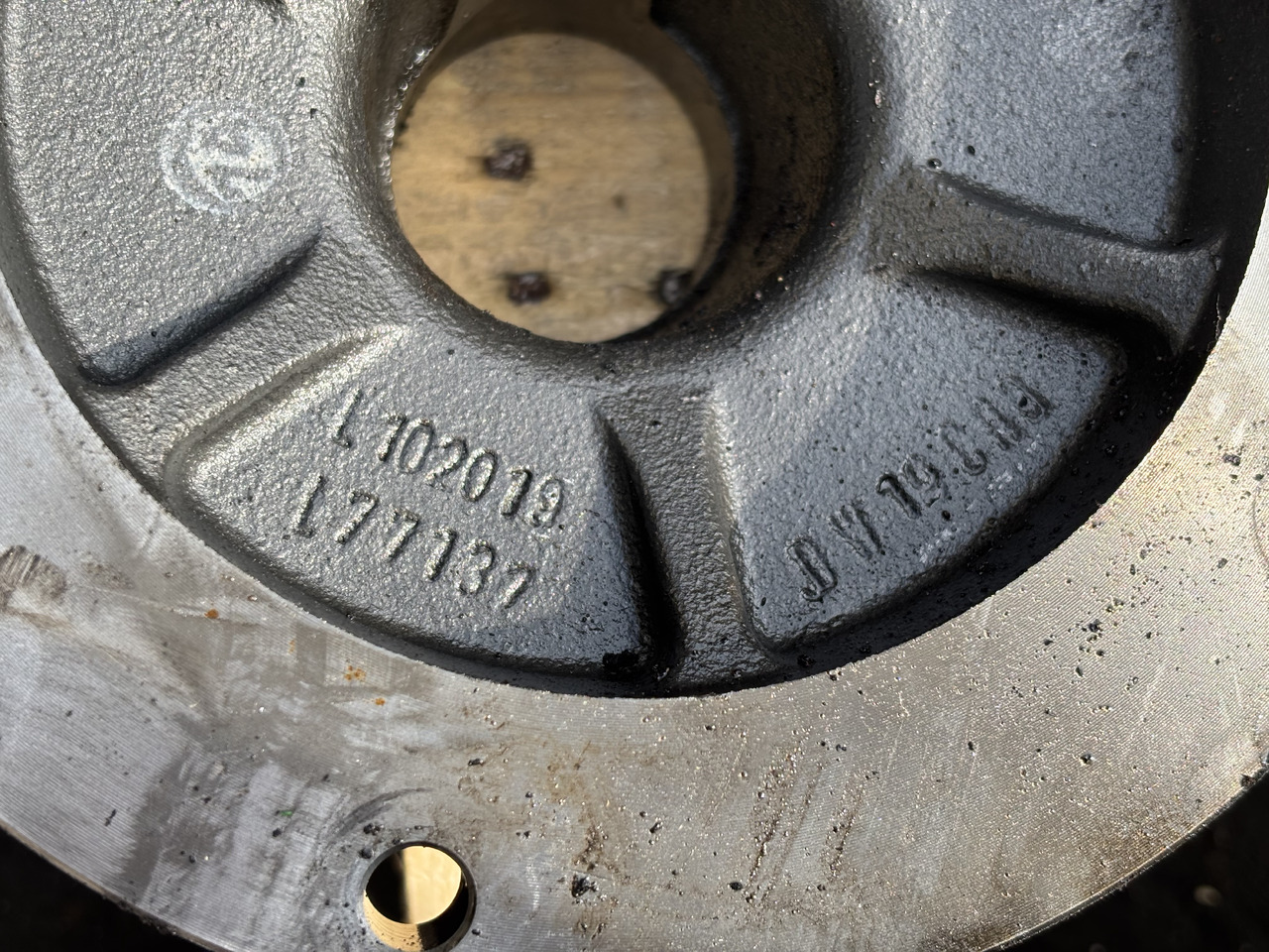 John Deere 6630 Obudowa łożyska L77137 L102019 - Járószerkezet alkatrészek - Mezőgazdasági gépek: 2 kép. John Deere 6630 Obudowa łożyska L77137 L102019 - Járószerkezet alkatrészek - Mezőgazdasági gépek: 2 kép.