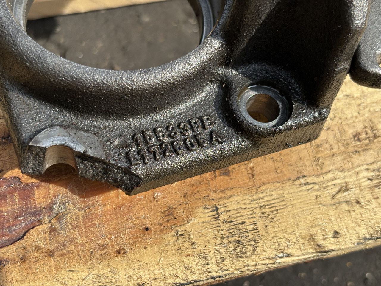 John Deere 6630 Obudowa łożyska Zapadka L215006 L202557 - Járószerkezet alkatrészek - Mezőgazdasági gépek: 2 kép. John Deere 6630 Obudowa łożyska Zapadka L215006 L202557 - Járószerkezet alkatrészek - Mezőgazdasági gépek: 2 kép.