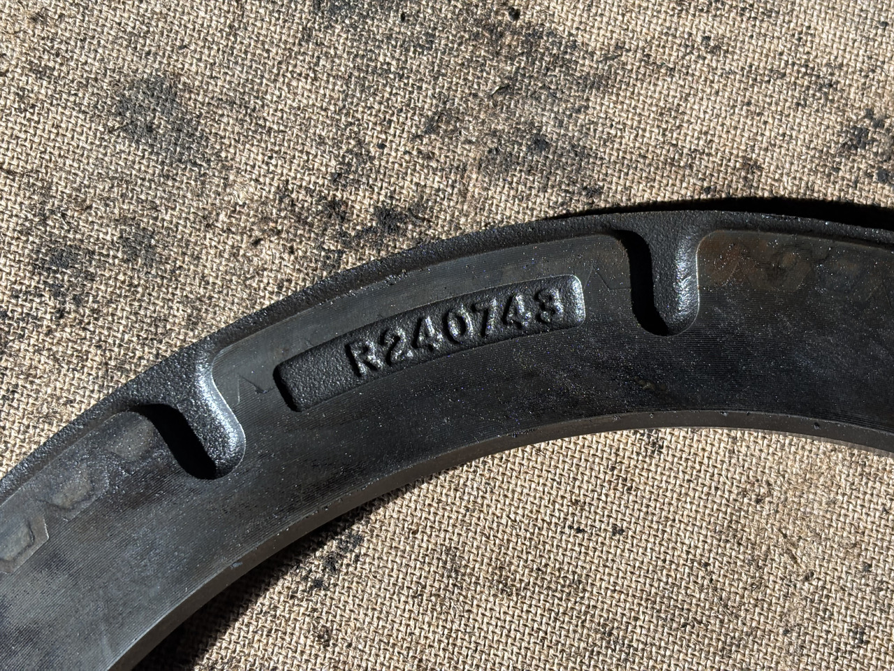 John Deere 7200 7230 7630 7830 7930 7M 230 Docisk Hamulca Płytka R226506 R240743 - Féktárcsa - Mezőgazdasági gépek: 3 kép. John Deere 7200 7230 7630 7830 7930 7M 230 Docisk Hamulca Płytka R226506 R240743 - Féktárcsa - Mezőgazdasági gépek: 3 kép.