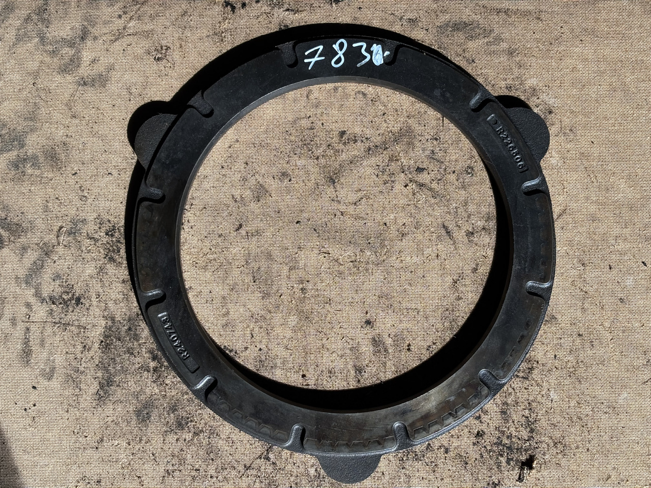 John Deere 7200 7230 7630 7830 7930 7M 230 Docisk Hamulca Płytka R226506 R240743 - Féktárcsa - Mezőgazdasági gépek: 1 kép. John Deere 7200 7230 7630 7830 7930 7M 230 Docisk Hamulca Płytka R226506 R240743 - Féktárcsa - Mezőgazdasági gépek: 1 kép.