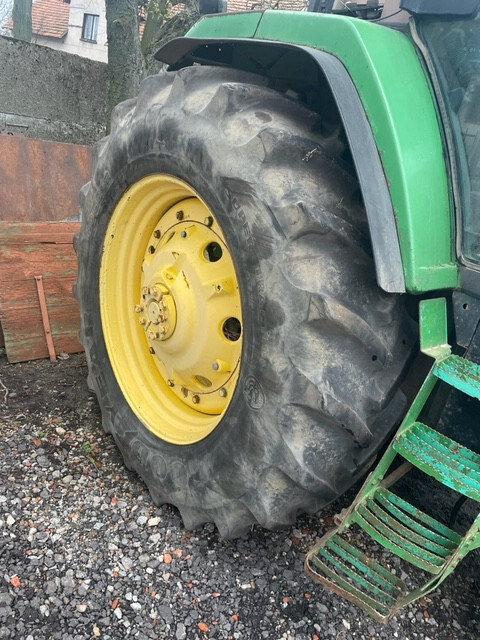 John Deere 7700 , 7800 , 7710 , 7810 koła opony felgi Goodyear 20.8 r42 , - Komplett kerék - Mezőgazdasági gépek: 1 kép. John Deere 7700 , 7800 , 7710 , 7810 koła opony felgi Goodyear 20.8 r42 , - Komplett kerék - Mezőgazdasági gépek: 1 kép.