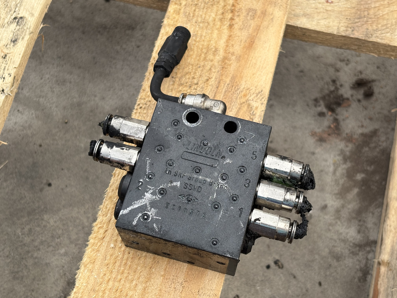 John Deere 8600 Rozdzielacz Hydrauliczny - Hidraulikus szelep - Mezőgazdasági gépek: 1 kép. John Deere 8600 Rozdzielacz Hydrauliczny - Hidraulikus szelep - Mezőgazdasági gépek: 1 kép.