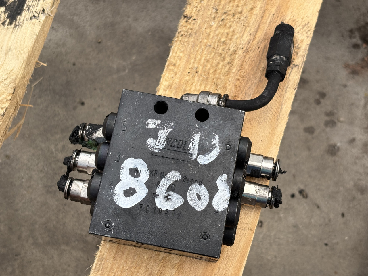 John Deere 8600 Rozdzielacz Hydrauliczny - Hidraulikus szelep - Mezőgazdasági gépek: 2 kép. John Deere 8600 Rozdzielacz Hydrauliczny - Hidraulikus szelep - Mezőgazdasági gépek: 2 kép.