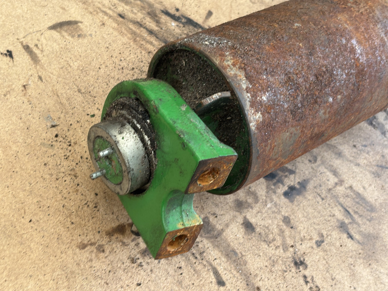 John Deere 8600 Walec Gładki Obudowa Łożyska AXE14946 HXE100665 - Járószerkezet alkatrészek - Mezőgazdasági gépek: 1 kép. John Deere 8600 Walec Gładki Obudowa Łożyska AXE14946 HXE100665 - Járószerkezet alkatrészek - Mezőgazdasági gépek: 1 kép.