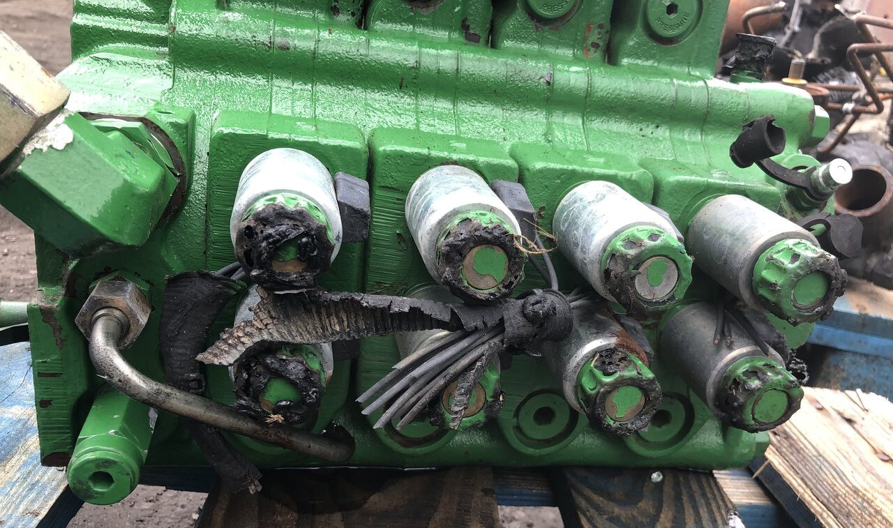 John Deere-rozdzielacz/John Deere 9420 - Hidraulikus szelep - Mezőgazdasági gépek: 2 kép. John Deere-rozdzielacz/John Deere 9420 - Hidraulikus szelep - Mezőgazdasági gépek: 2 kép.