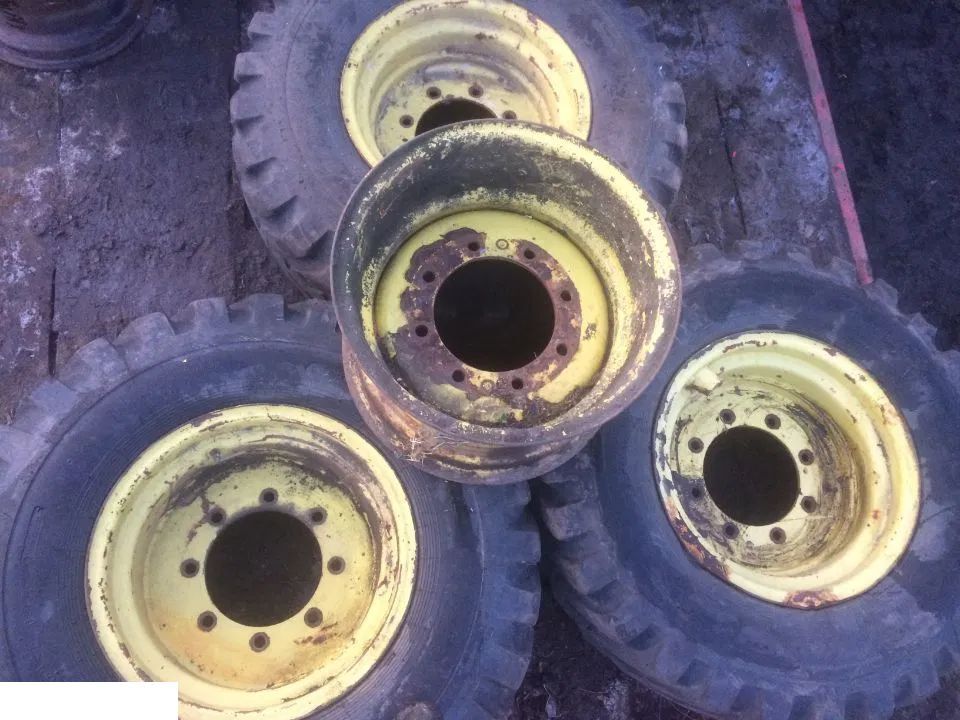 Koła Do Ładowarki John Deere 4200 - 13x20 , 20 cali opony 16/70-20 , - Komplett kerék - Építőipari gépek: 1 kép. Koła Do Ładowarki John Deere 4200 - 13x20 , 20 cali opony 16/70-20 , - Komplett kerék - Építőipari gépek: 1 kép.