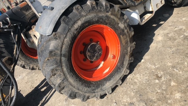 Koła felgi Bobcat massey ferguson 15x24 , 460/70 r24 - Komplett kerék - Mezőgazdasági gépek: 4 kép. Koła felgi Bobcat massey ferguson 15x24 , 460/70 r24 - Komplett kerék - Mezőgazdasági gépek: 4 kép.