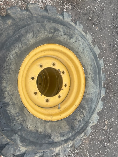 Koła opony firestone 405/70 r18 Cat 906 - Komplett kerék - Gumikerekes homlokrakodó: 2 kép. Koła opony firestone 405/70 r18 Cat 906 - Komplett kerék - Gumikerekes homlokrakodó: 2 kép.