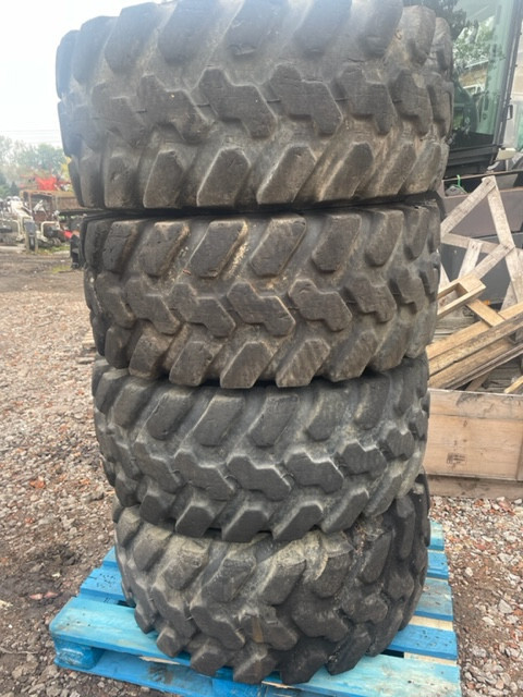 Koła opony firestone 405/70 r18 Cat 906 - Komplett kerék - Gumikerekes homlokrakodó: 4 kép. Koła opony firestone 405/70 r18 Cat 906 - Komplett kerék - Gumikerekes homlokrakodó: 4 kép.