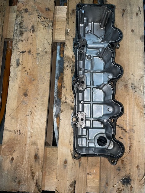 Kubota V3600-T głowica cylindrów pokrywa zaworowa - Motor fej - Mezőgazdasági gépek: 1 kép. Kubota V3600-T głowica cylindrów pokrywa zaworowa - Motor fej - Mezőgazdasági gépek: 1 kép.