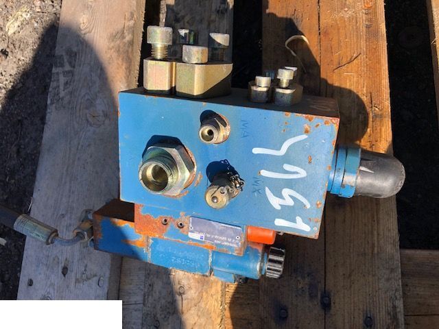 Liebherr L564 - Rozdzielacz Hydrauliczny - Hidraulikus szelep - Gumikerekes homlokrakodó: 1 kép. Liebherr L564 - Rozdzielacz Hydrauliczny - Hidraulikus szelep - Gumikerekes homlokrakodó: 1 kép.