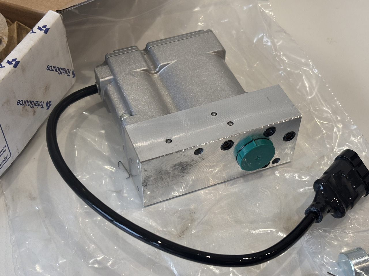 MERLO Cewka Elektrozawór Wysuwu Ramienia 086555 - Hidraulikus szelep - Anyagmozgató gép: 1 kép. MERLO Cewka Elektrozawór Wysuwu Ramienia 086555 - Hidraulikus szelep - Anyagmozgató gép: 1 kép.