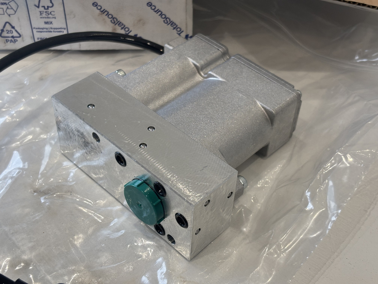 MERLO Cewka Elektrozawór Wysuwu Ramienia 086555 - Hidraulikus szelep - Anyagmozgató gép: 2 kép. MERLO Cewka Elektrozawór Wysuwu Ramienia 086555 - Hidraulikus szelep - Anyagmozgató gép: 2 kép.