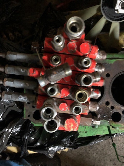 Manitou 626 | 628 - Rozdzielacz Hydrauliczny - Hidraulikus szelep - Mezőgazdasági gépek: 2 kép. Manitou 626 | 628 - Rozdzielacz Hydrauliczny - Hidraulikus szelep - Mezőgazdasági gépek: 2 kép.