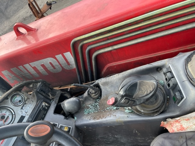 Manitou 634-120 LSU zwolnica zwrotnica skrzynia biegów koła kabina części - Csonkállvány - Mezőgazdasági gépek: 2 kép. Manitou 634-120 LSU zwolnica zwrotnica skrzynia biegów koła kabina części - Csonkállvány - Mezőgazdasági gépek: 2 kép.