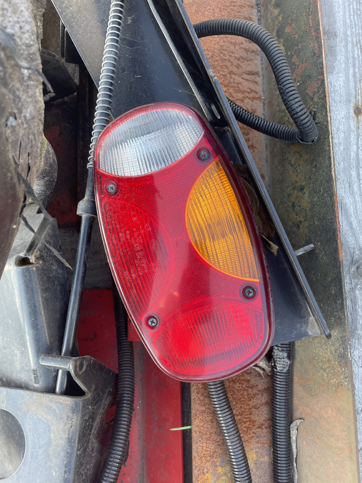 Manitou 735 - lampy tylne - Hátsó lámpa - Anyagmozgató gép: 2 kép. Manitou 735 - lampy tylne - Hátsó lámpa - Anyagmozgató gép: 2 kép.