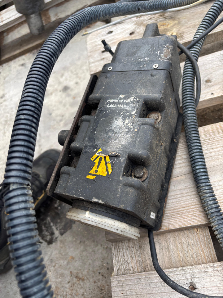 Massey Ferguson, Landini, Claas Radar Sensor Czujnik Prędkości Miernik Areału 3714290M2 - Érzékelő - Mezőgazdasági gépek: 2 kép. Massey Ferguson, Landini, Claas Radar Sensor Czujnik Prędkości Miernik Areału 3714290M2 - Érzékelő - Mezőgazdasági gépek: 2 kép.