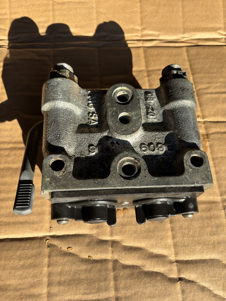 Massey Fergusson - zawór gniazdo hydrauliczne 3796260M1 ACP0307080 - Hidraulikus szelep - Mezőgazdasági gépek: 3 kép. Massey Fergusson - zawór gniazdo hydrauliczne 3796260M1 ACP0307080 - Hidraulikus szelep - Mezőgazdasági gépek: 3 kép.