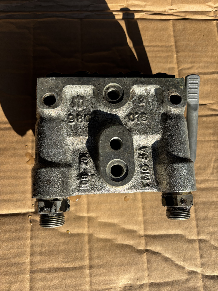 Massey Fergusson - zawór gniazdo hydrauliczne 3796260M1 ACP0307080 - Hidraulikus szelep - Mezőgazdasági gépek: 2 kép. Massey Fergusson - zawór gniazdo hydrauliczne 3796260M1 ACP0307080 - Hidraulikus szelep - Mezőgazdasági gépek: 2 kép.