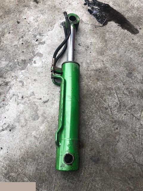 Matbro ts 270 - Siłownik Wychyłu Łyźki - Hidraulikus henger - Mezőgazdasági gépek: 1 kép. Matbro ts 270 - Siłownik Wychyłu Łyźki - Hidraulikus henger - Mezőgazdasági gépek: 1 kép.