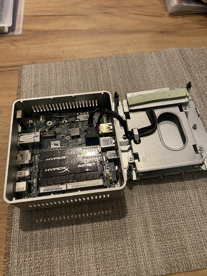 Mikrokomputer Mini PC Intel NUC5i5RYH - Szerszám/ Felszerelés: 4 kép. Mikrokomputer Mini PC Intel NUC5i5RYH - Szerszám/ Felszerelés: 4 kép.
