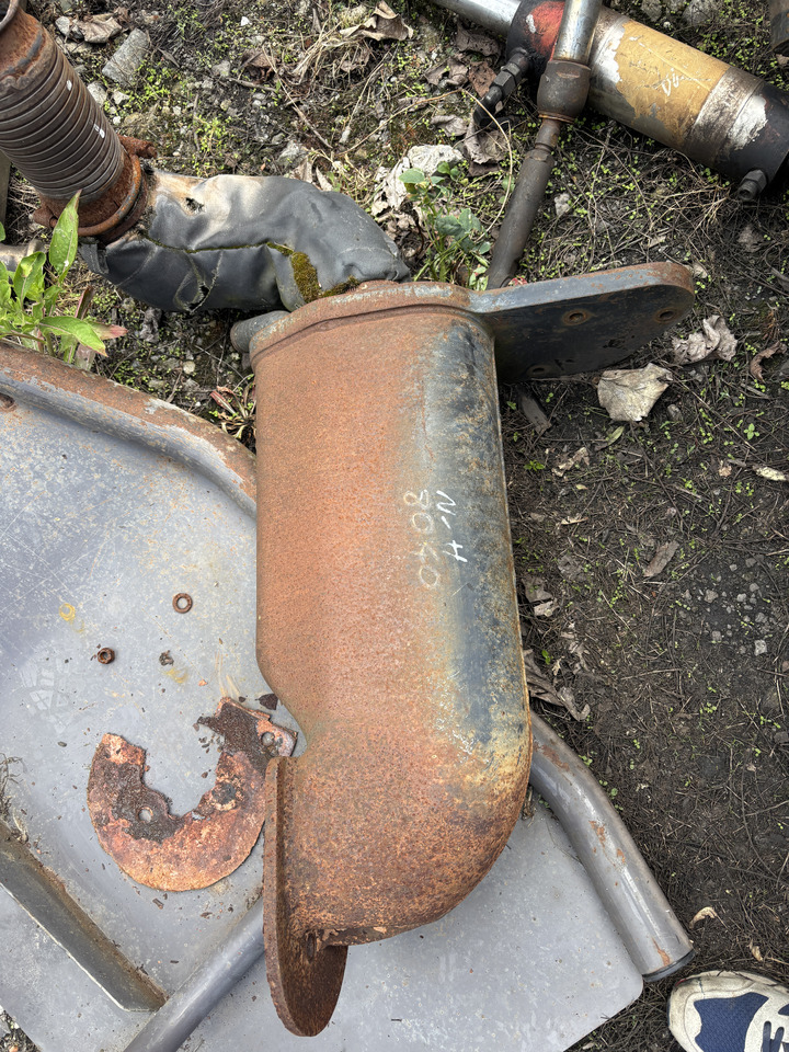 New Holland T8 - wspornik kolano tłumika 87588160 - Hangtompító - Mezőgazdasági gépek: 1 kép. New Holland T8 - wspornik kolano tłumika 87588160 - Hangtompító - Mezőgazdasági gépek: 1 kép.