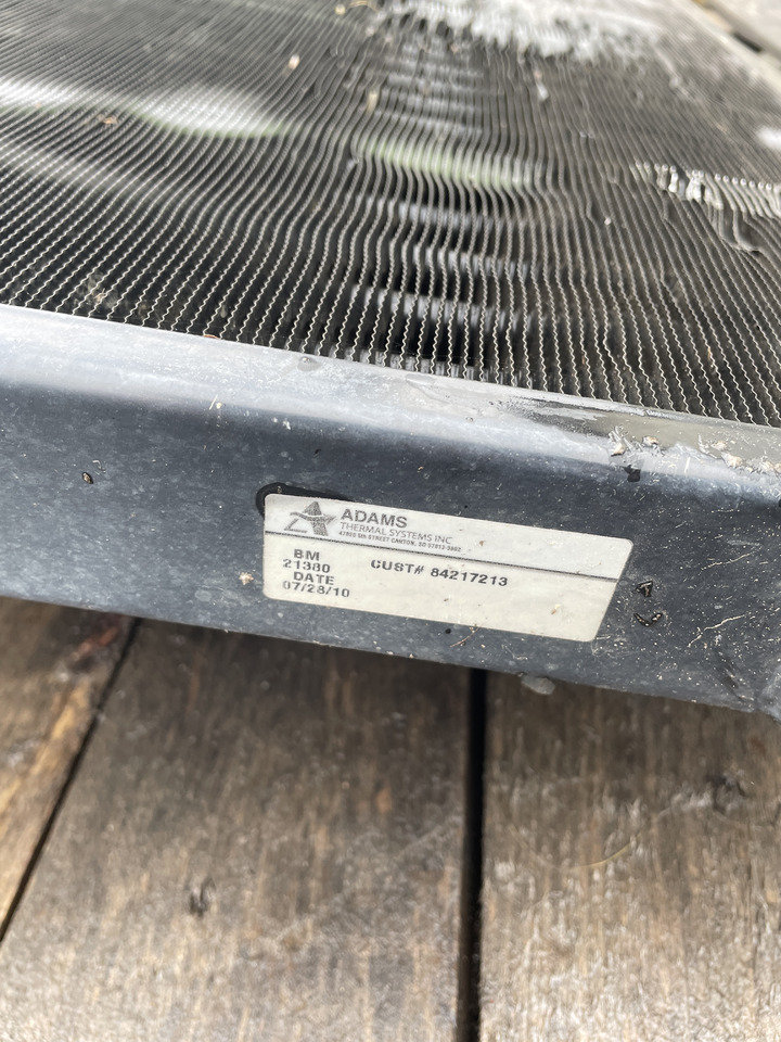 New Holland T8040 Case Magnum 180 190 210 - chłodnica oleju hydraulicznego 84217213 - Olajhűtő - Építőipari gépek: 1 kép. New Holland T8040 Case Magnum 180 190 210 - chłodnica oleju hydraulicznego 84217213 - Olajhűtő - Építőipari gépek: 1 kép.