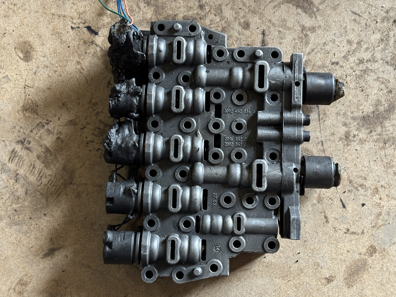 Płyta zaworowa mechatroniki ZF Skrzyni Biegów 2092452035, 2092352035, 2096352037 - Erőátvitel - Mezőgazdasági gépek: 2 kép. Płyta zaworowa mechatroniki ZF Skrzyni Biegów 2092452035, 2092352035, 2096352037 - Erőátvitel - Mezőgazdasági gépek: 2 kép.