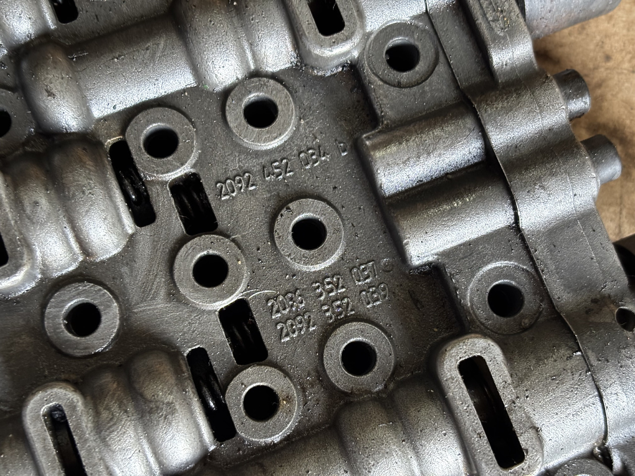 Płyta zaworowa mechatroniki ZF Skrzyni Biegów 2092452035, 2092352035, 2096352037 - Erőátvitel - Mezőgazdasági gépek: 3 kép. Płyta zaworowa mechatroniki ZF Skrzyni Biegów 2092452035, 2092352035, 2096352037 - Erőátvitel - Mezőgazdasági gépek: 3 kép.