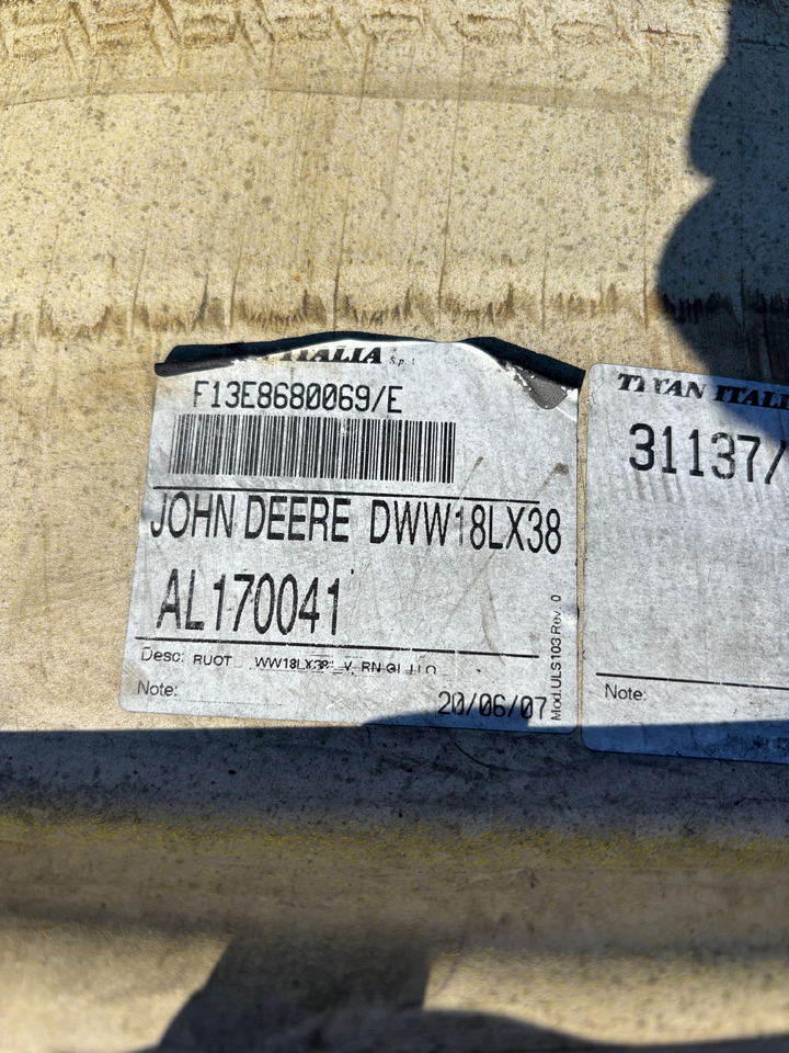 Titan DWW18LX38 John Deere AL170041 Felga 18 x 38 - Felni - Mezőgazdasági gépek: 2 kép. Titan DWW18LX38 John Deere AL170041 Felga 18 x 38 - Felni - Mezőgazdasági gépek: 2 kép.