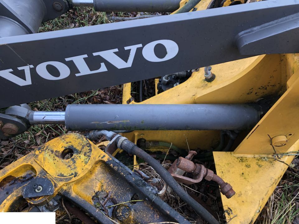 VOLVO L35 Siłownik Do Podnoszenia Ramienia Ładowarki Ramię - Hidraulikus henger - Gumikerekes homlokrakodó: 1 kép. VOLVO L35 Siłownik Do Podnoszenia Ramienia Ładowarki Ramię - Hidraulikus henger - Gumikerekes homlokrakodó: 1 kép.
