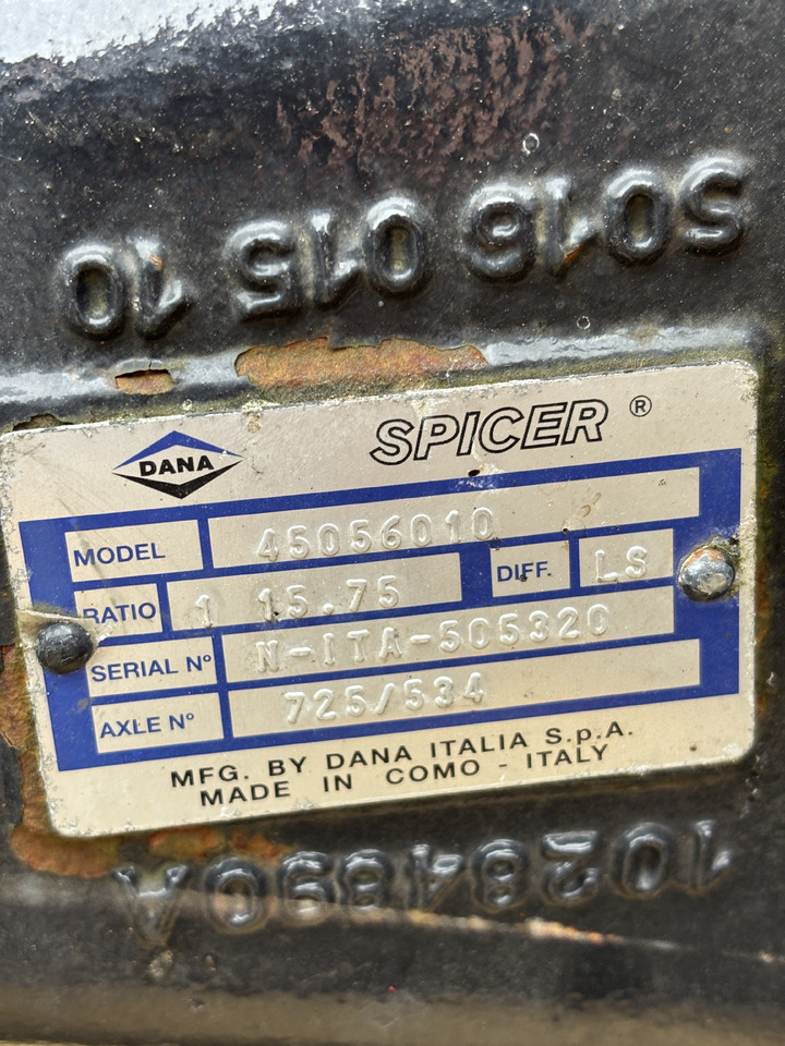 Valtra N92 - most przedni - zwolnica zwrotnica siłownik dyferencjał atak - Csonkállvány - Mezőgazdasági gépek: 3 kép. Valtra N92 - most przedni - zwolnica zwrotnica siłownik dyferencjał atak - Csonkállvány - Mezőgazdasági gépek: 3 kép.