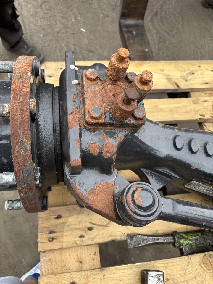 Valtra N92 - most przedni - zwolnica zwrotnica siłownik dyferencjał atak - Csonkállvány - Mezőgazdasági gépek: 4 kép. Valtra N92 - most przedni - zwolnica zwrotnica siłownik dyferencjał atak - Csonkállvány - Mezőgazdasági gépek: 4 kép.