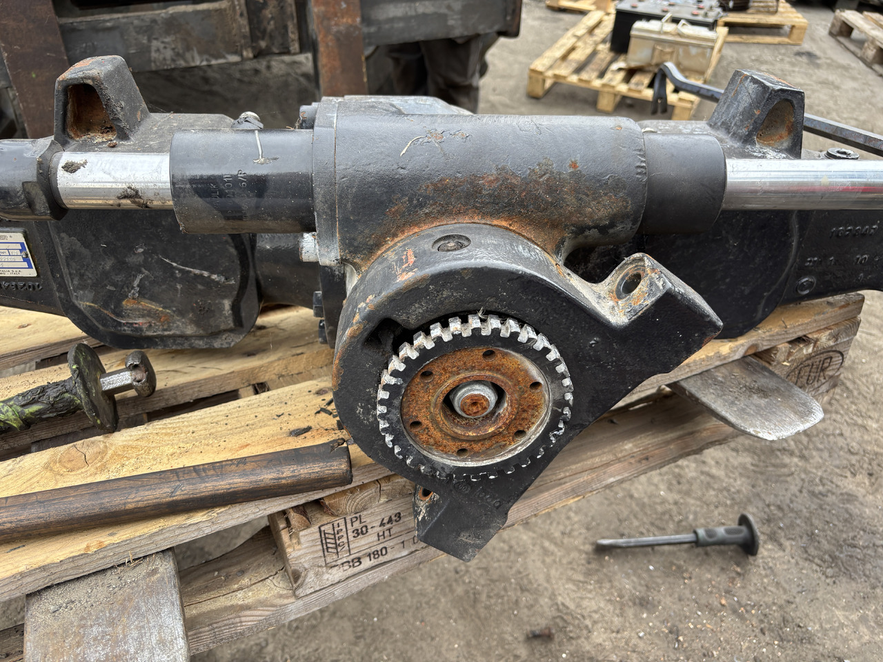 Valtra N92 - most przedni - zwolnica zwrotnica siłownik dyferencjał atak - Csonkállvány - Mezőgazdasági gépek: 2 kép. Valtra N92 - most przedni - zwolnica zwrotnica siłownik dyferencjał atak - Csonkállvány - Mezőgazdasági gépek: 2 kép.