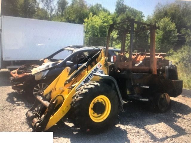 Yanmar V80 - Siłownik - Hidraulikus henger - Gumikerekes homlokrakodó: 1 kép. Yanmar V80 - Siłownik - Hidraulikus henger - Gumikerekes homlokrakodó: 1 kép.