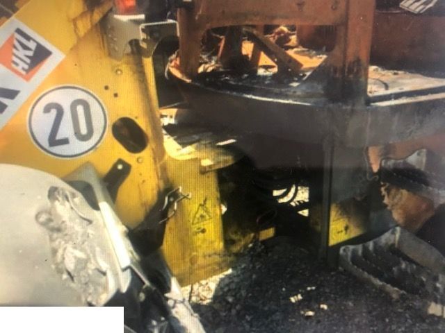 Yanmar V80 - Siłownik - Hidraulikus henger - Gumikerekes homlokrakodó: 2 kép. Yanmar V80 - Siłownik - Hidraulikus henger - Gumikerekes homlokrakodó: 2 kép.