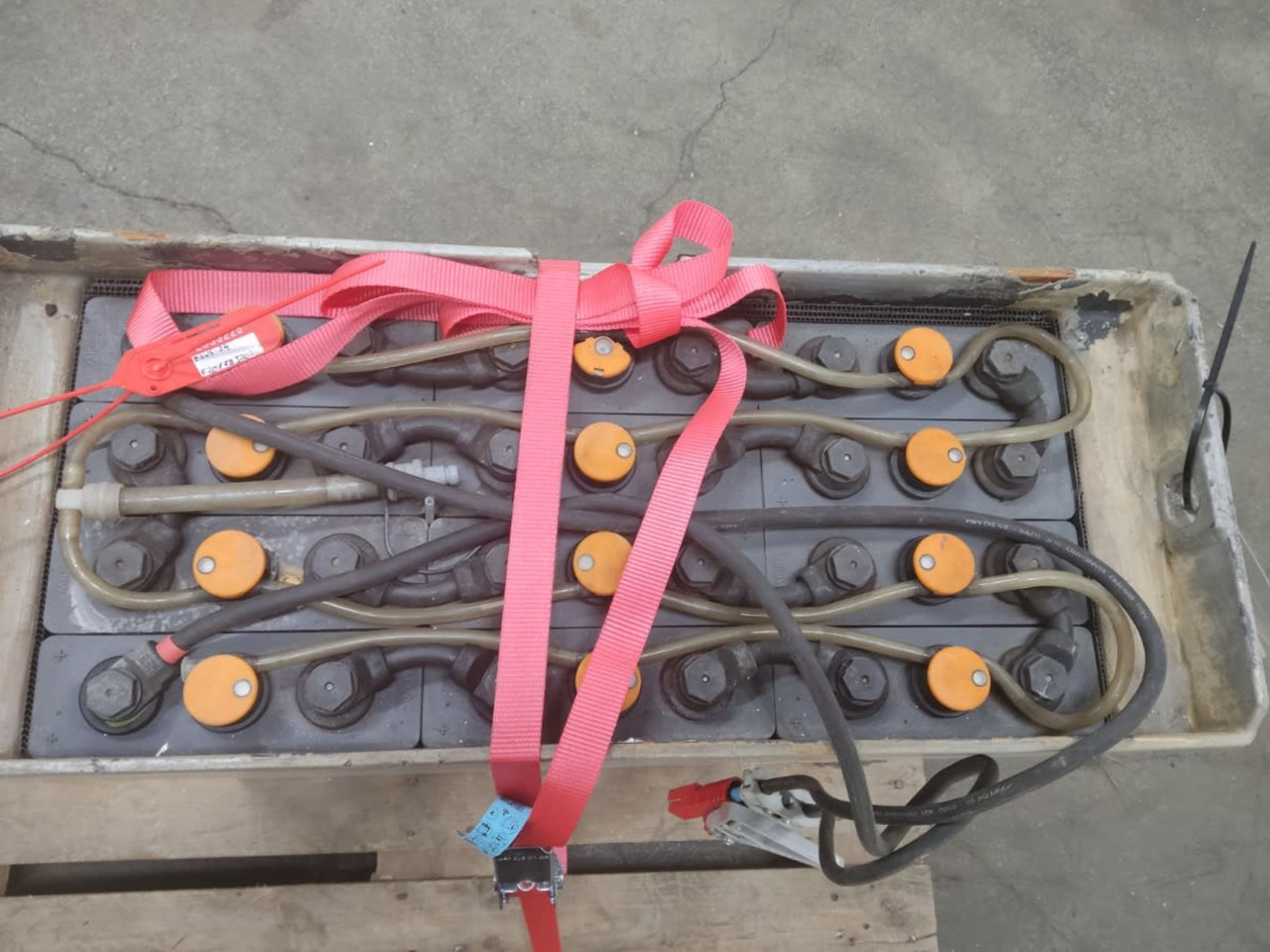 AVB 24V 465Ah - Akkumulátor - Anyagmozgató gép: 3 kép. AVB 24V 465Ah - Akkumulátor - Anyagmozgató gép: 3 kép.