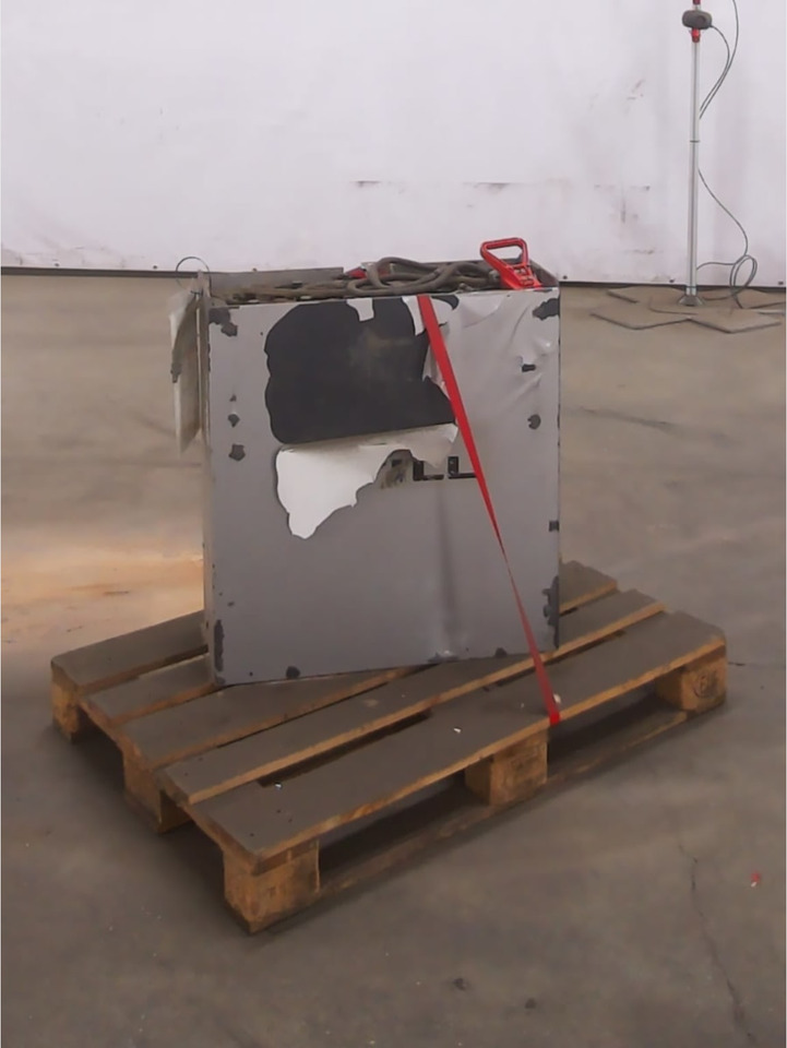 Battery 24V - Akkumulátor - Anyagmozgató gép: 1 kép. Battery 24V - Akkumulátor - Anyagmozgató gép: 1 kép.