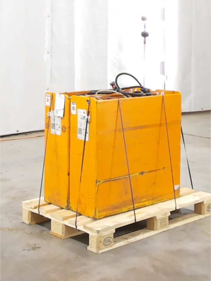 Battery Package - 2 Pcs. - Akkumulátor - Anyagmozgató gép: 1 kép. Battery Package - 2 Pcs. - Akkumulátor - Anyagmozgató gép: 1 kép.