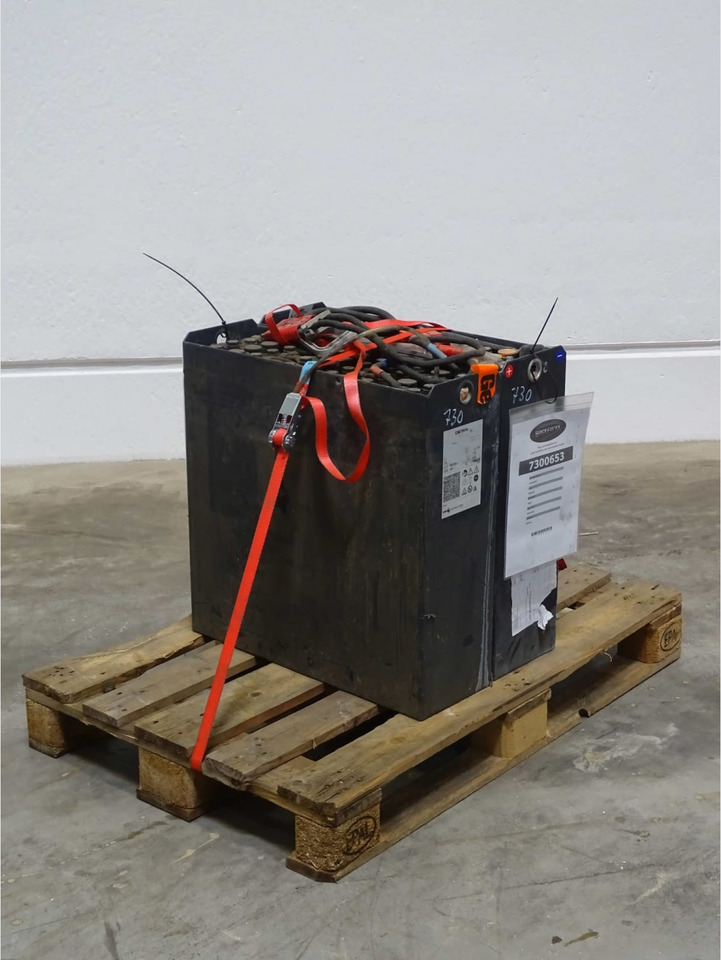 Battery Package - 2 Pcs. - Akkumulátor - Anyagmozgató gép: 1 kép. Battery Package - 2 Pcs. - Akkumulátor - Anyagmozgató gép: 1 kép.