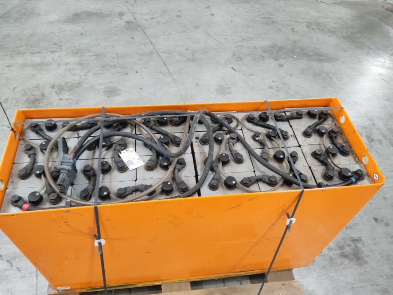 GBD 48V 775Ah - Akkumulátor - Anyagmozgató gép: 4 kép. GBD 48V 775Ah - Akkumulátor - Anyagmozgató gép: 4 kép.