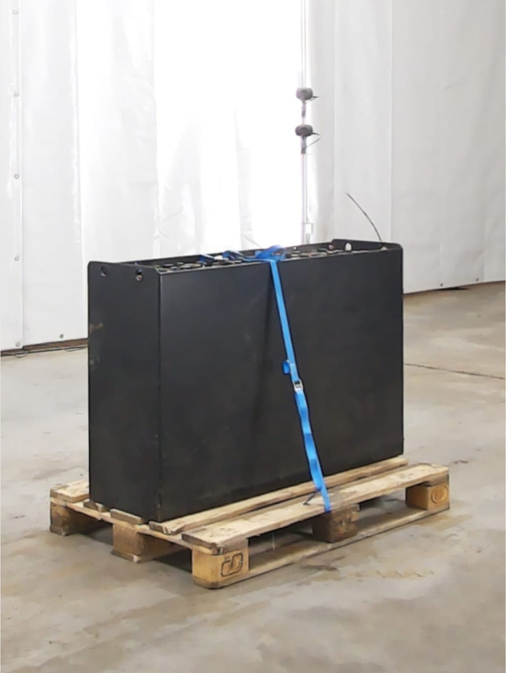 GNB Battery 48V 640Ah - Akkumulátor - Anyagmozgató gép: 1 kép. GNB Battery 48V 640Ah - Akkumulátor - Anyagmozgató gép: 1 kép.