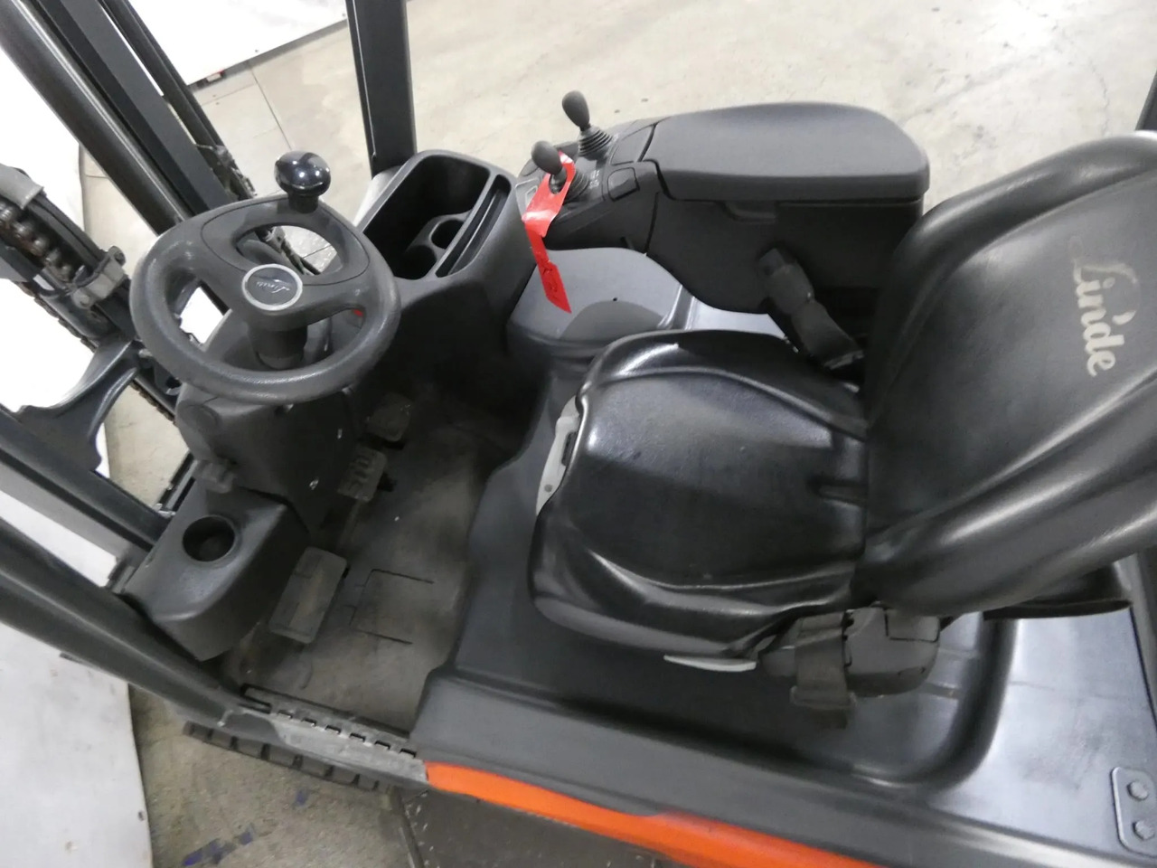 Linde E16 - Elektromos targonca: 3 kép. Linde E16 - Elektromos targonca: 3 kép.