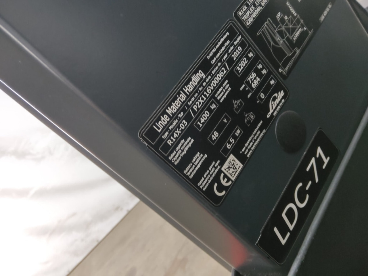 Linde R14X-03 - Tolóoszlopos targoncá: 2 kép. Linde R14X-03 - Tolóoszlopos targoncá: 2 kép.
