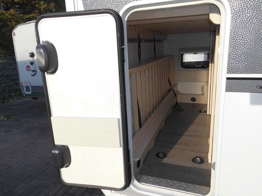 Hobby DE LUXE EDITION 560 KMFe 1 Hand XT-Mover Garage - Lakókocsi: 4 kép. Hobby DE LUXE EDITION 560 KMFe 1 Hand XT-Mover Garage - Lakókocsi: 4 kép.