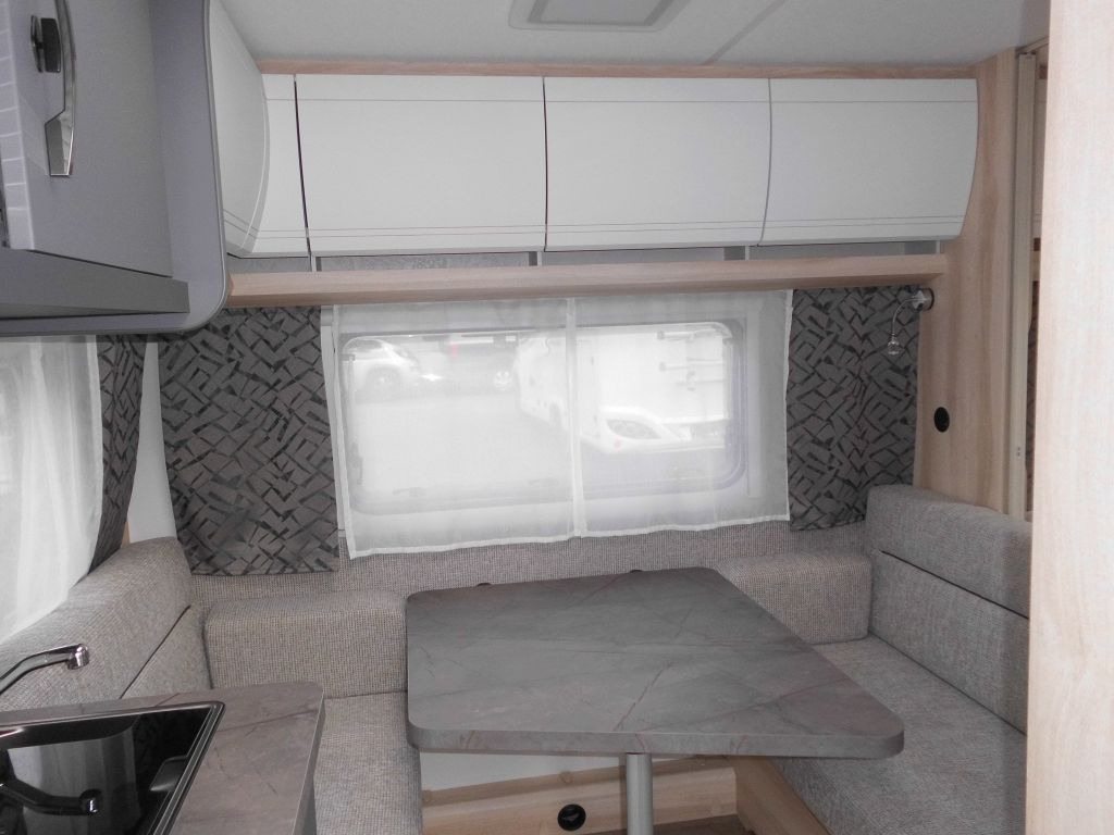 Hobby De Luxe 400 SFe 1500kg., Fahrradträger - Lakókocsi: 5 kép. Hobby De Luxe 400 SFe 1500kg., Fahrradträger - Lakókocsi: 5 kép.