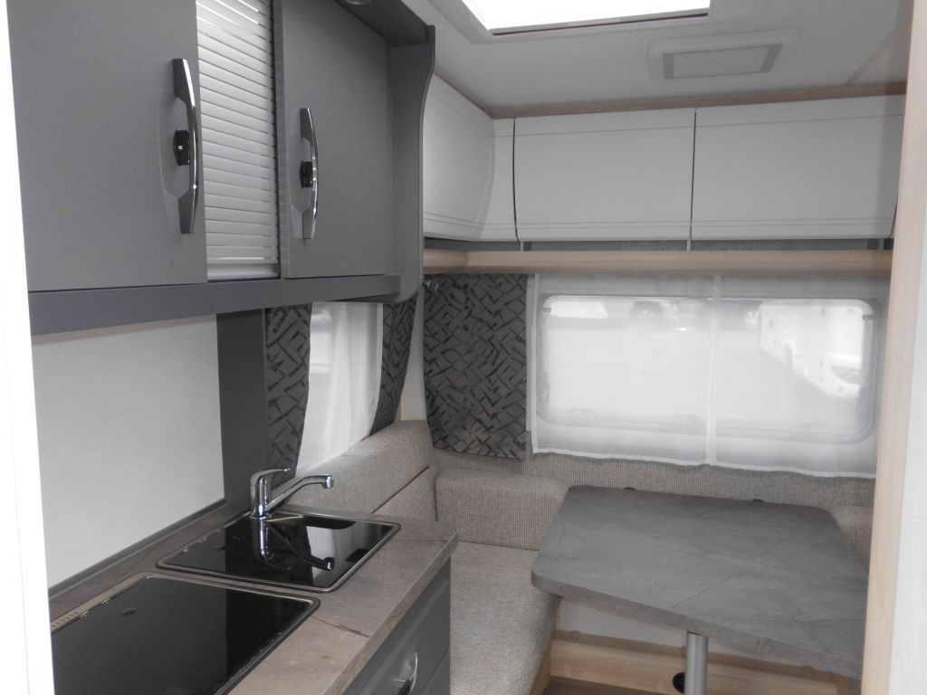 Hobby De Luxe 400 SFe 1500kg., Fahrradträger - Lakókocsi: 4 kép. Hobby De Luxe 400 SFe 1500kg., Fahrradträger - Lakókocsi: 4 kép.