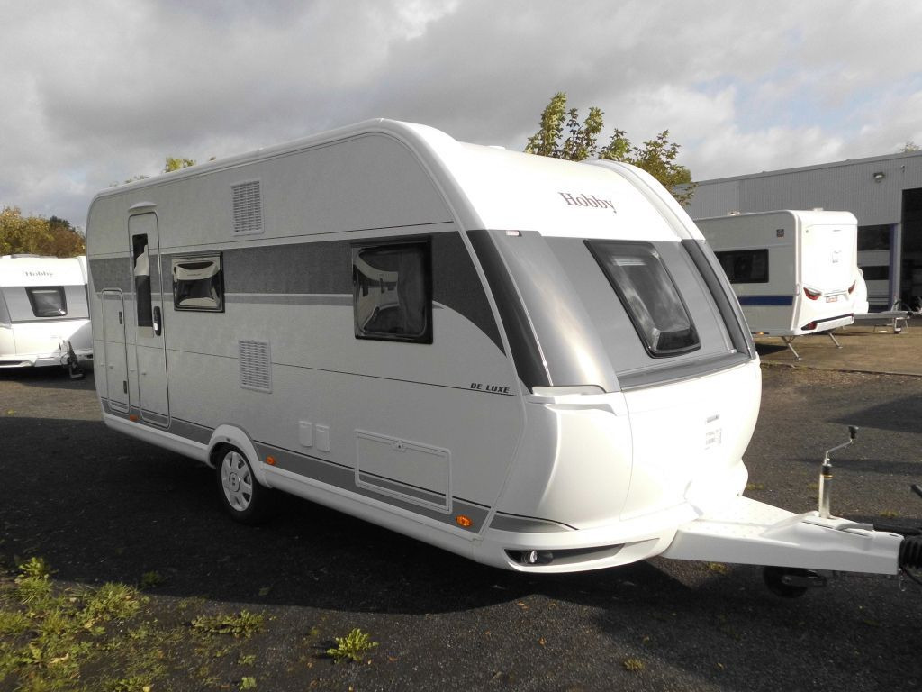 Hobby De Luxe 490 KMF 2026 GARAGE AUTARK 1800kg.+++ - Lakókocsi: 1 kép. Hobby De Luxe 490 KMF 2026 GARAGE AUTARK 1800kg.+++ - Lakókocsi: 1 kép.